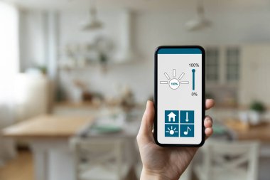 Akıllı ev yazılımı uygulaması olan cep telefonuna odaklan.