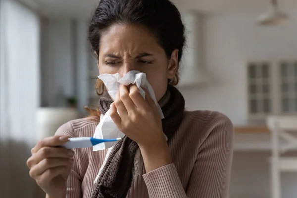 インフルエンザの症状に苦しんでいる不健康な若いラテン語の女性. — ストック写真