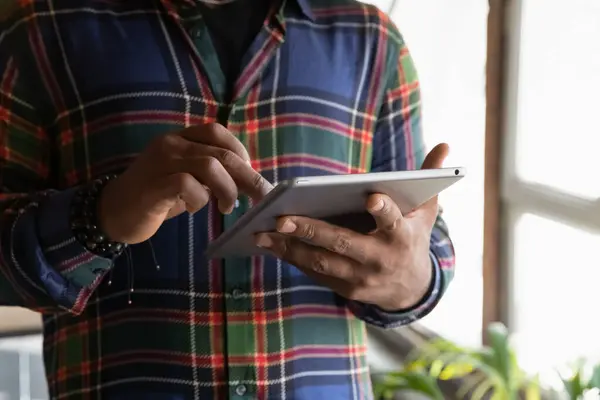 Gros plan sur l'homme afro-américain à l'aide d'une tablette moderne — Photo