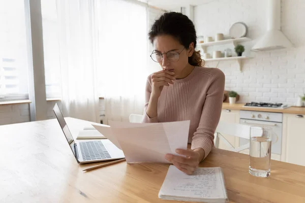 Pensativo serio millennial empresaria leyendo papel con malas noticias. — Foto de Stock