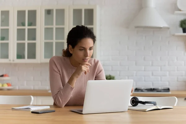 Feliz milenario hispano mujer caucásica mirando a la pantalla del ordenador portátil. —  Fotos de Stock