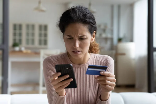 Gestresste Millennial-Frau hat Probleme mit Internet-Zahlungen. — Stockfoto