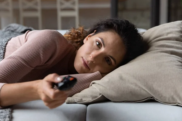 Скучная молодая расстроенная женщина смотрит телевизионные программы. — стоковое фото