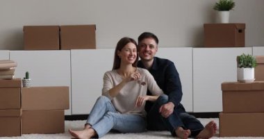 Milenyum çifti anahtarlarını göstererek taşınma gününde mutlu olurlar.