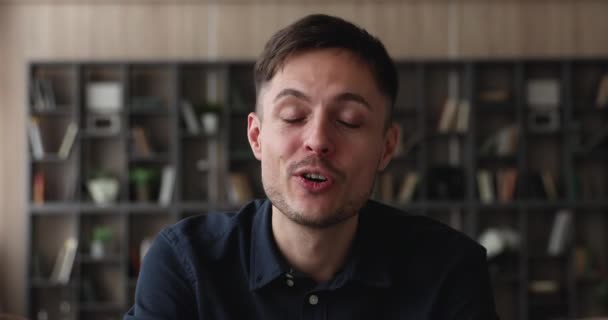 Millennial guy groet vriend beginnen praten via video conferencing — Stockvideo