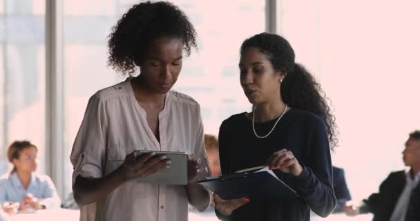 Geconcentreerde jonge Afrikaanse Amerikaanse collega 's bespreken project ideeën. — Stockvideo