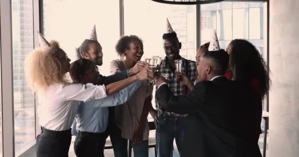 Feliz festivo jovens mestiços funcionários comemorando aniversário no escritório. — Vídeo de Stock