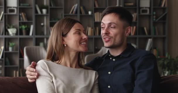 Pareja disfrutar de una conversación agradable de forma remota a través de la aplicación de videoconferencia — Vídeos de Stock