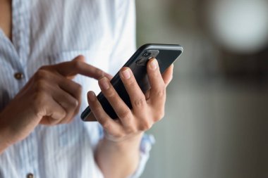 Akıllı telefonu elinde tutan, ekranda yazan kadını kapat.