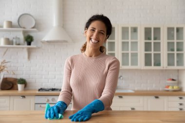 Gülümseyen İspanyol ev kadınının portresi mutfağı temizliyor..