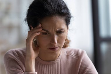 Mutsuz genç kadın olumsuz düşüncelerden muzdarip..