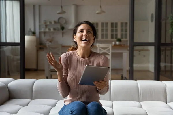 Sincero felice giovane donna ispanica celebrando il successo di internet. — Foto Stock