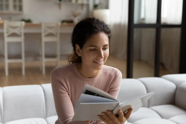 Gelukkige jonge Spaanse vrouw die papieren boek leest. — Stockfoto