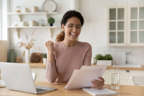 Emocional joven feliz lectura de papel con buenas noticias. — Foto de Stock