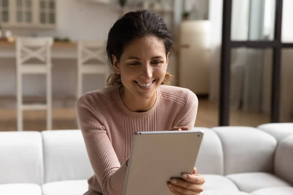 Mulher hispânica atraente feliz usando tablet computador digital. — Fotografia de Stock