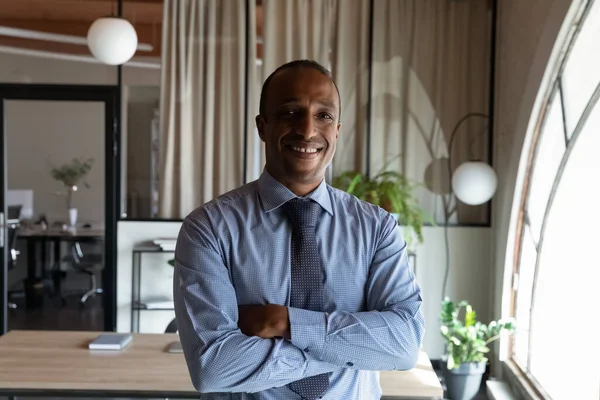 Portrait photo de la tête souriant homme d'affaires afro-américain avec les bras croisés — Photo