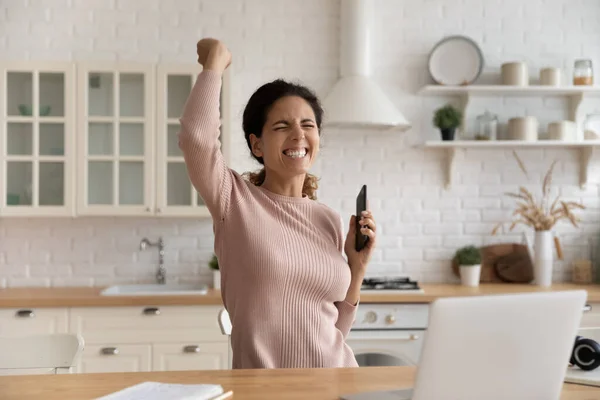 Alegre millennial mujer sincera celebrando victoria en línea. — Foto de Stock