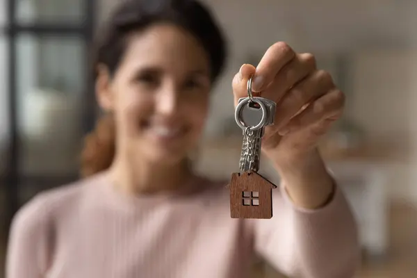 Feliz joven mujer mostrando las llaves de la cámara. — Foto de Stock