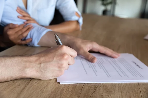 Primer plano recortado de joven pareja firma contrato en reunión —  Fotos de Stock