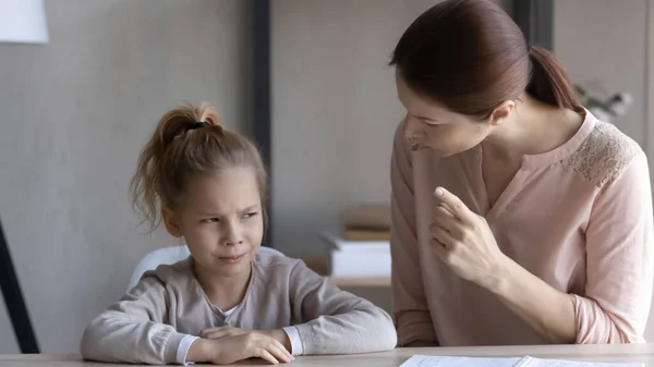 Madre estricta regañar terco preadolescente hija reprimenda promesa castigo — Foto de Stock