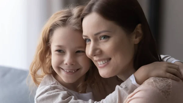 Feliz pequeña hija abrazo a mamá compartir sueños más deseados — Foto de Stock