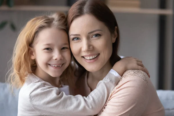 Retrato de madrasta feliz segurando filha adotiva em abraço caloroso — Fotografia de Stock