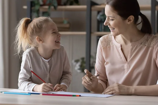 Profesora de arte positiva dar clase de dibujo a niña preadolescente — Foto de Stock