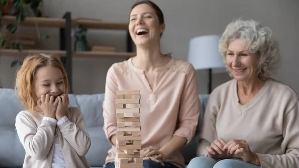 Família de três mulheres de idade diversificada jogando jogo se divertindo — Fotografia de Stock