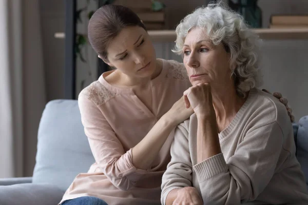 若い女性の介護者のサポート悲しみ苦しみ成熟した女性の退職 — ストック写真
