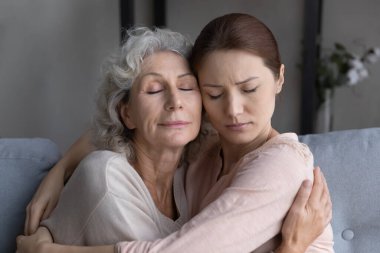 Sevgi dolu yaşlı kadın anne desteği üzgün yetişkin kız çocuğu