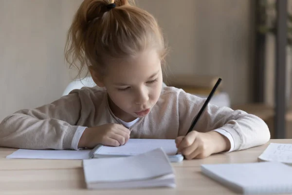 Klein tiener meisje studeren vreemde taal schrijven klaslokaal aan bureau — Stockfoto