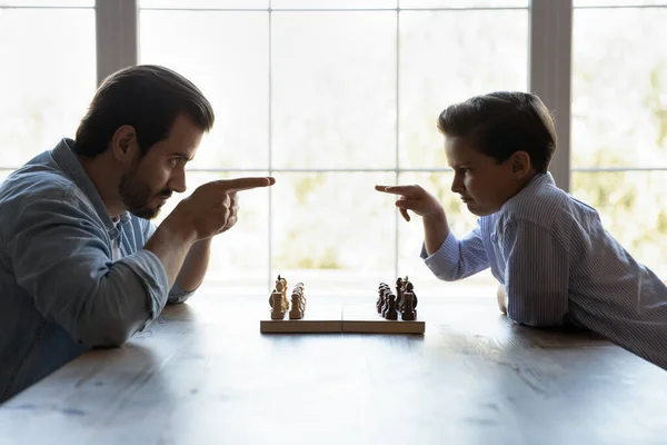 Engraçado pai severo e filho pequeno jogando xadrez, jogo de início — Fotografia de Stock