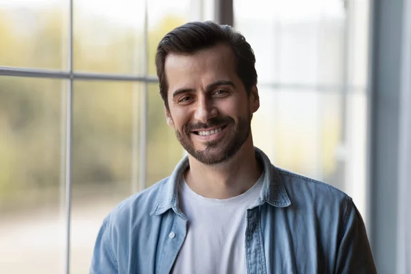 Retrato de feliz guapo millennial joven 30s hombre de negocios — Foto de Stock