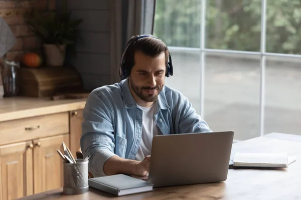 Felice studente adulto guardando webinar di apprendimento, fare videochiamata — Foto Stock