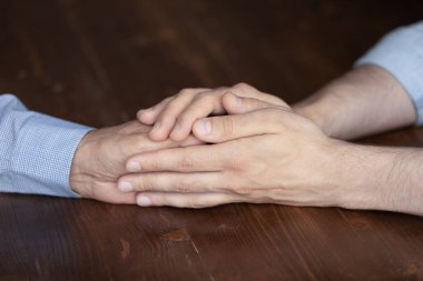 Yetişkin bir evlat, zor bir zamanda olgun bir babayı teselli ediyor.