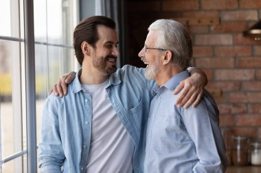 Mutlu 70 'ler babası ve yetişkin oğlu iyi haberleri paylaşıyor.