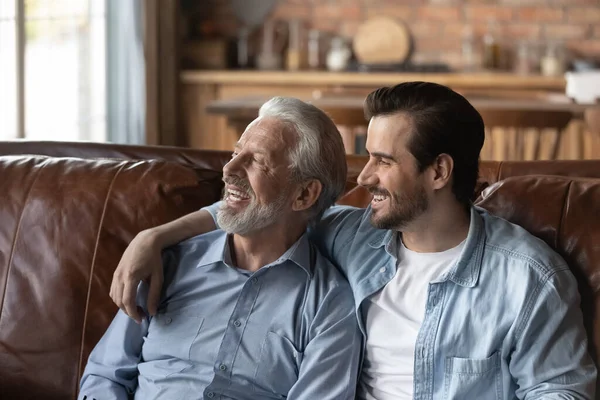 快乐成熟的70多岁的父亲和成熟的儿子在家里见面 — 图库照片