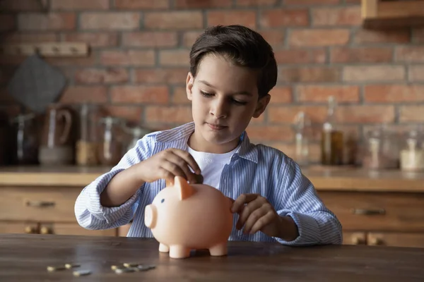 Menino da escola focado economizando dinheiro para compra — Fotografia de Stock