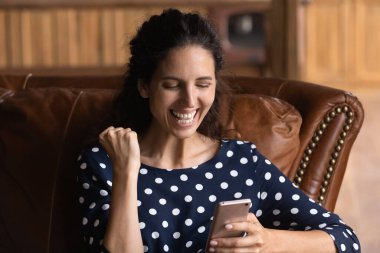 Aşırı neşeli cep telefonu kullanıcısı metin ekranı okuyor