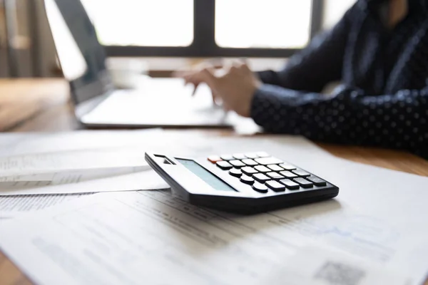 Fechar a calculadora colocada no local de trabalho dos funcionários milenares na mesa — Fotografia de Stock