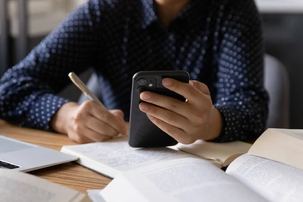 Estudiante usando aplicación de aprendizaje en línea en smartphone —  Fotos de Stock