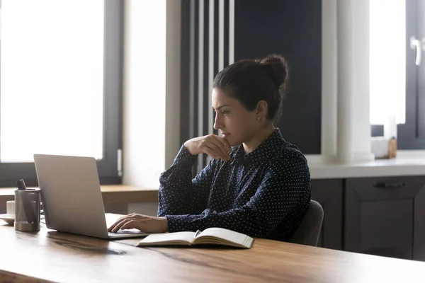 Odaklanmış Hintli öğrenci evden online çalışıyor. — Stok fotoğraf