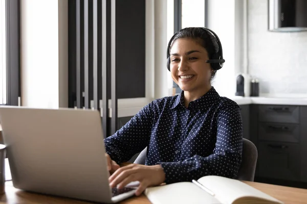 Gelukkige Indiase student neemt deel aan virtuele leren webinar — Stockfoto