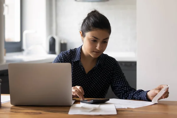 Gericht millennial Indiase vrouw tellen budget, het controleren van financiële documenten — Stockfoto