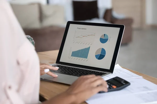 Primer plano mujer afroamericana trabajando proyecto financiero con estadísticas — Foto de Stock