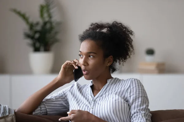 Gros plan femme afro-américaine souriante bavarder au téléphone — Photo