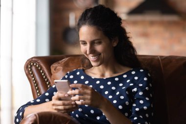 Mutlu akıllı telefon kullanıcısı iyi haberlerle mesaj alıyor