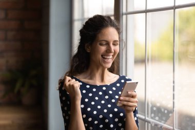 Heyecanlı cep telefonu kullanıcısı harika haberler alıyor.