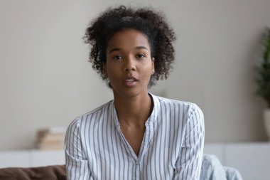 Afro-Amerikan kadın portresi konuşuyor, video kaydediyor.