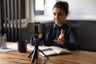 Hintli kadın blogcu akıllı telefondan video çekiyor